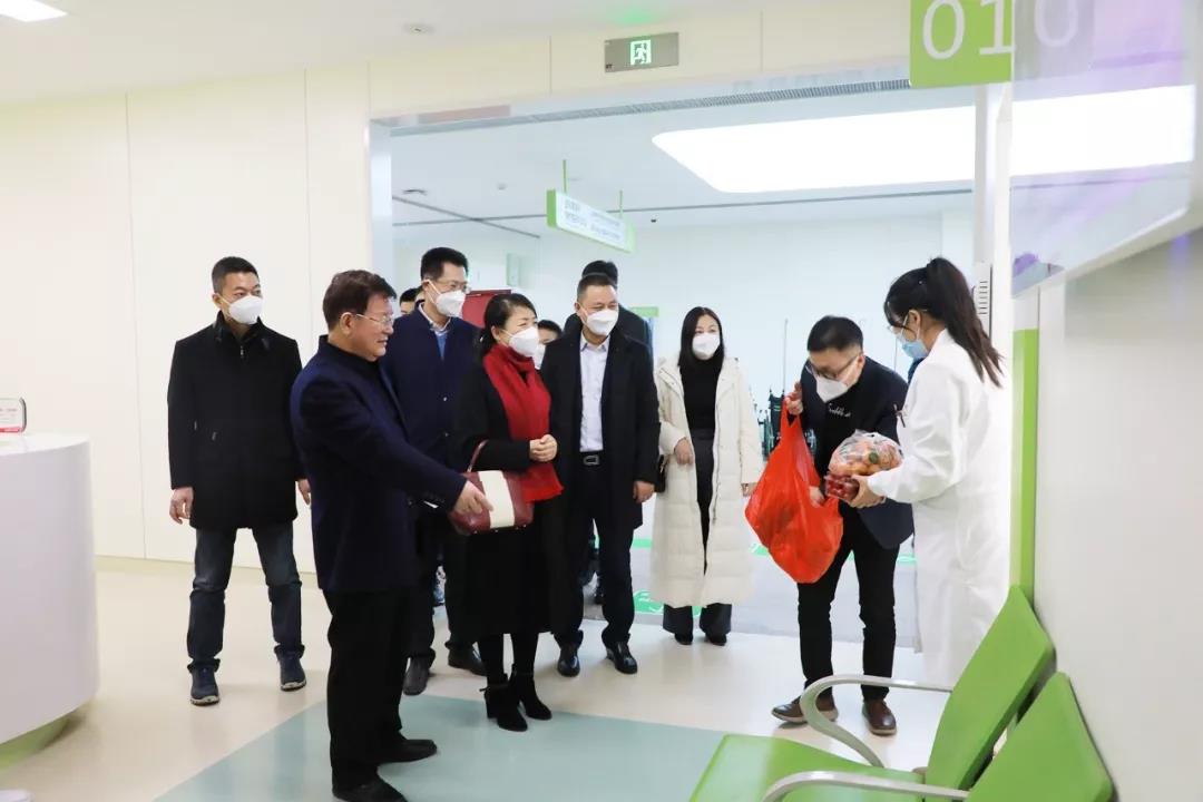 國(guó)際醫(yī)學(xué)領(lǐng)導(dǎo)慰問一線工作者