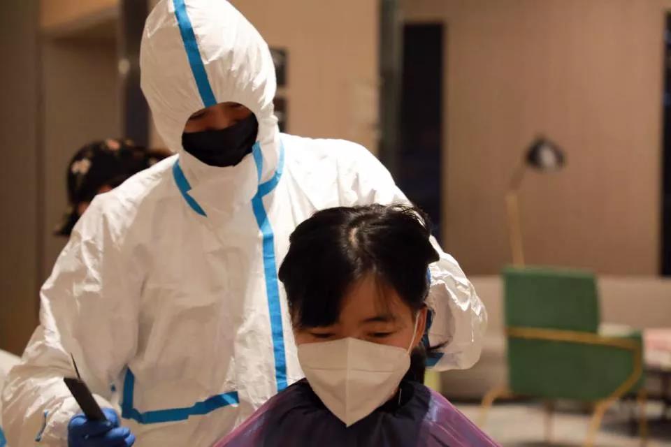 100多位赴武漢醫(yī)療隊女隊員“削”掉秀發(fā) ——武漢市委秘書長說，疫情過去一定為你們請功！