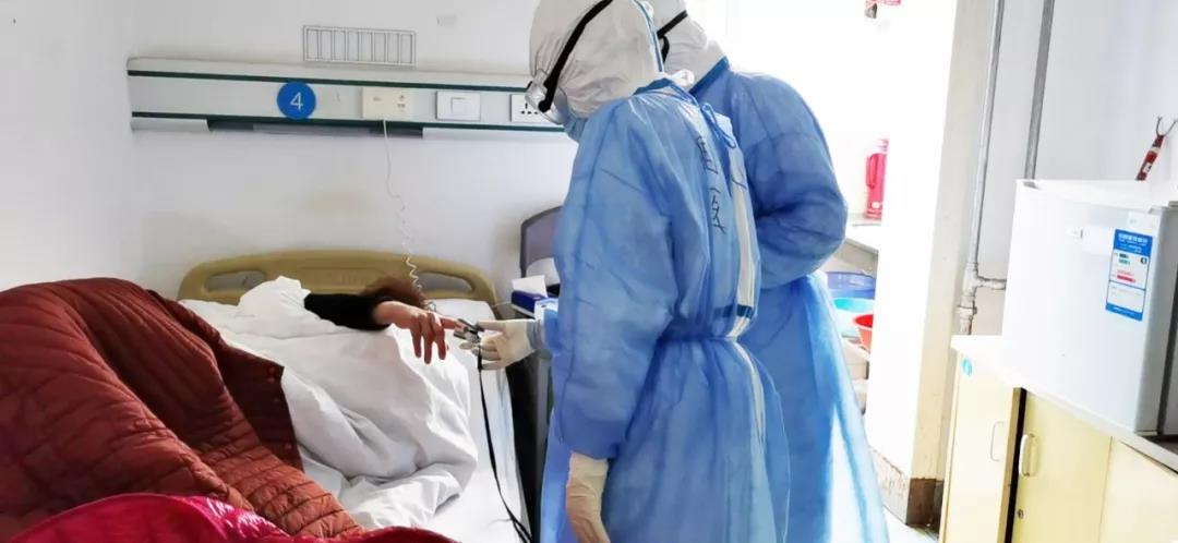 贊！醫(yī)護人員用方言為患者加油打氣