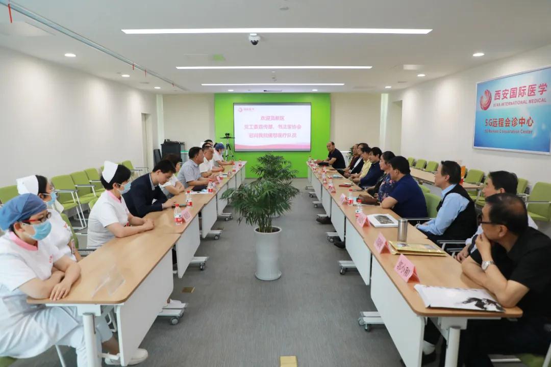 書(shū)法送祝福 筆墨贊英雄——西安高新區(qū)黨工委宣傳部、書(shū)法家協(xié)會(huì)一行致敬最美逆行者