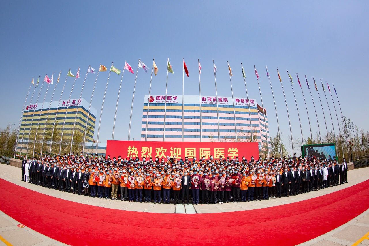 這一刻等了太久——西安國際醫(yī)學330名醫(yī)療隊員解除隔離和親人相擁