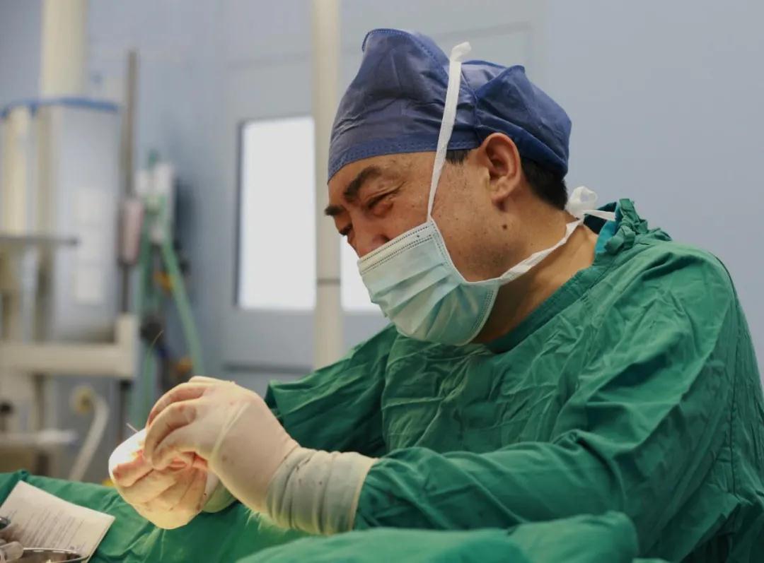 “中國(guó)器官再造第一人”郭樹忠教授用三根肋骨雕刻成“耳朵”！