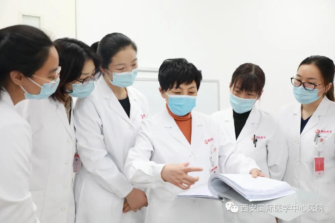 81歲老人腹大如球，一個半小時后……