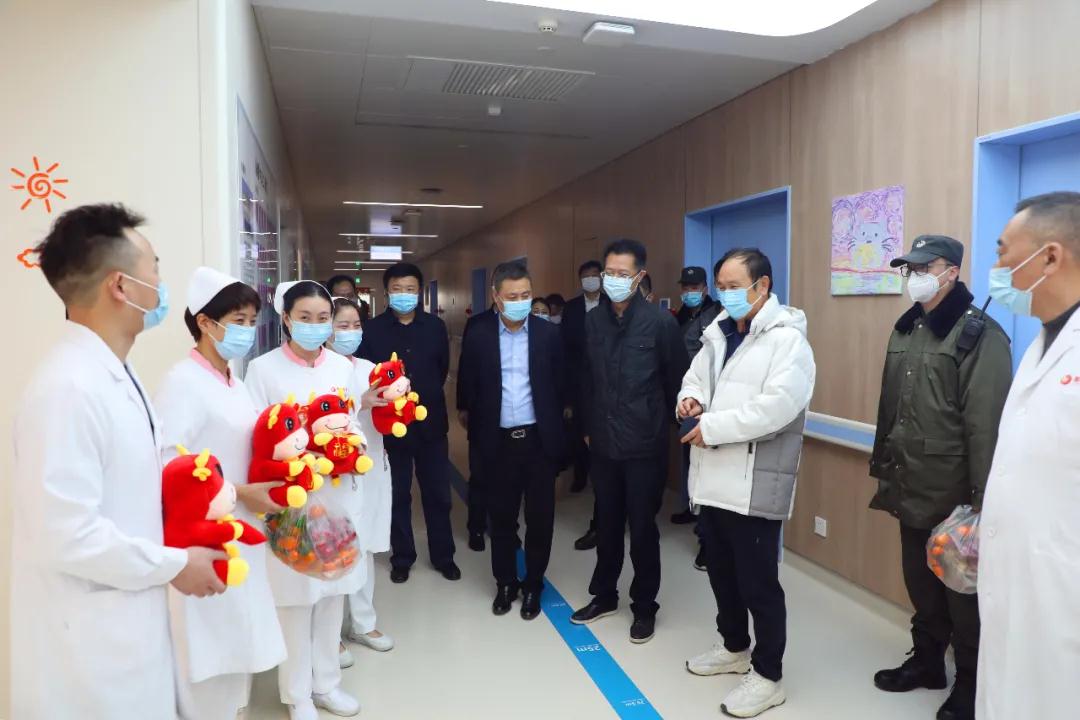 真溫暖！這家醫(yī)院除夕送餃子送祝?！瓏H醫(yī)學(xué)集團及醫(yī)院領(lǐng)導(dǎo)一行慰問堅守“醫(yī)”線醫(yī)護人員及住院患者