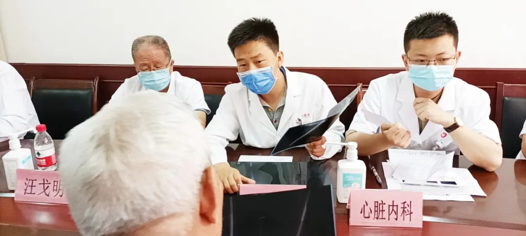 西安國際醫(yī)學中心醫(yī)院開展“致敬老黨員、老革命”義診活動