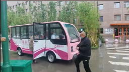 暖心！醫(yī)院下雨天安排擺渡車