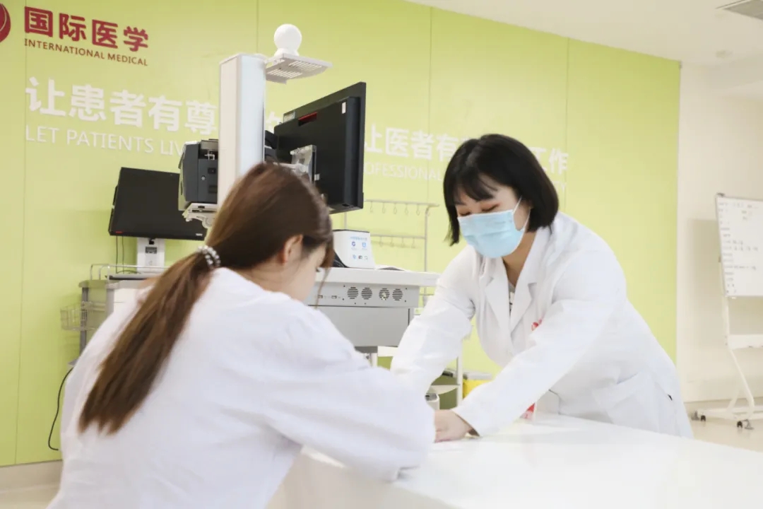 出院手續(xù)床前辦理，「移動結(jié)算車」便民又惠民！