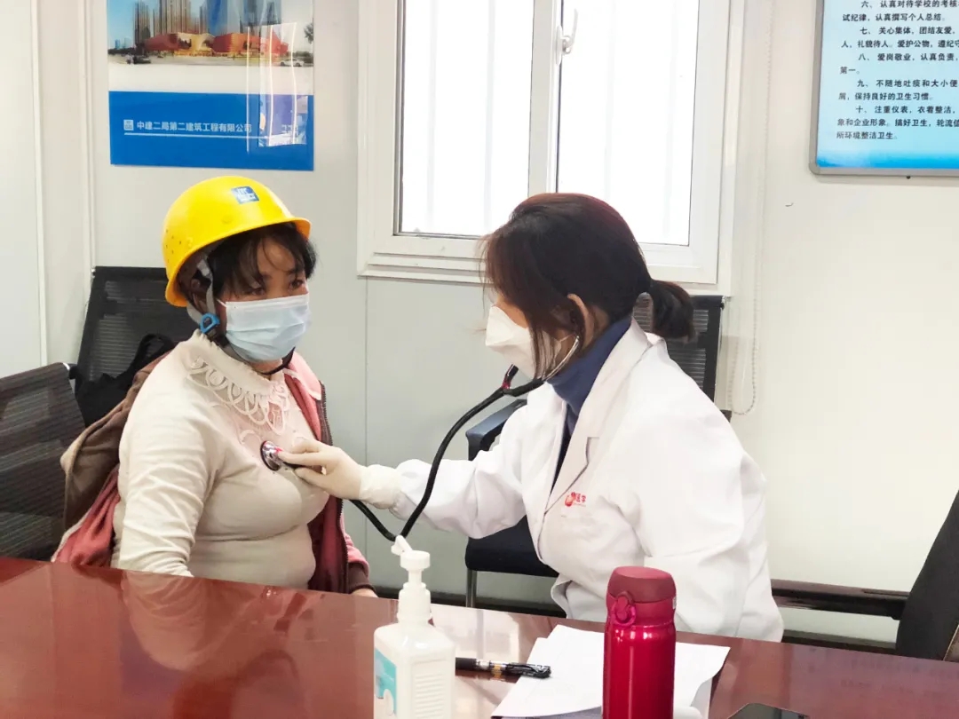 進工地送健康——西安國際醫(yī)學中心醫(yī)院萬名農民工體檢公益行正榮紫闕臺站