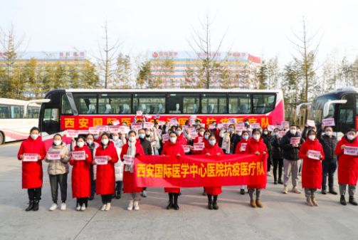 又有 300 余名醫(yī)護人員逆行出征，奔赴核酸采樣點