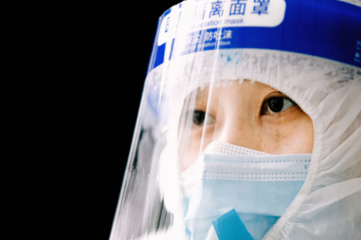 你穿防護服的樣子，真好看！