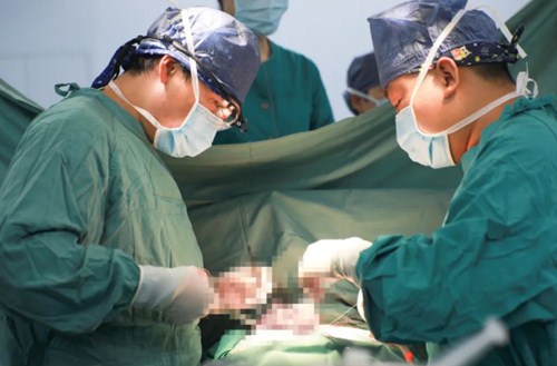 復(fù)診首日，市民排隊掃碼，有序就診……