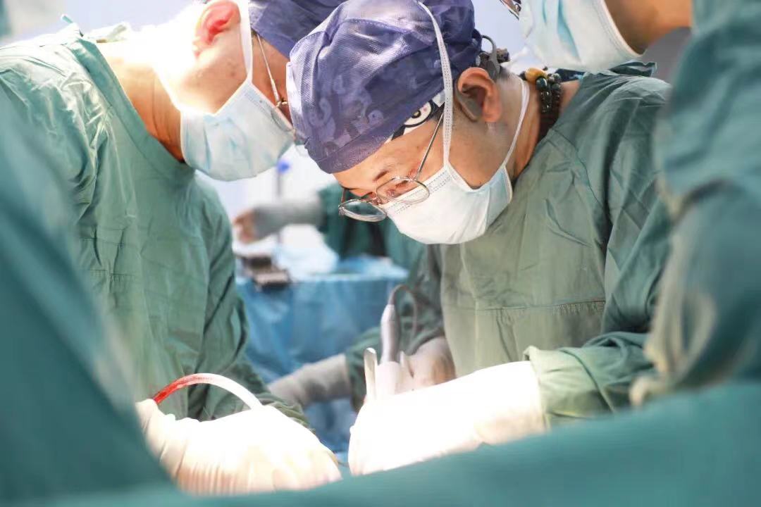 “小小”痔瘡?fù)蝗话l(fā)難，壯年小伙兒直呼救命！