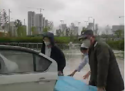 大雨天突遇車禍，從安保到醫(yī)護(hù)人員接力營(yíng)救
