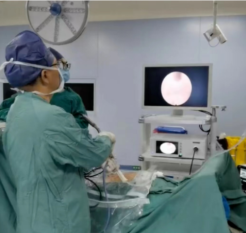 胸椎管狹窄，他把手術(shù)傷口由10公分縮小至7毫米