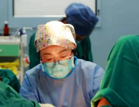 甘肅孕婦星夜兼程400公里，醫(yī)生連夜“環(huán)扎”保胎兒