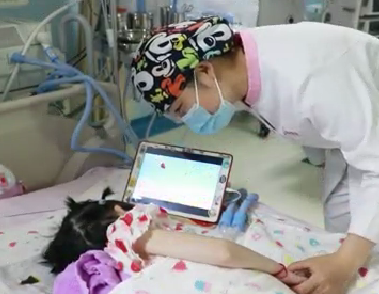 六一兒童節(jié)，ICU內(nèi)醫(yī)護(hù)為小患者扎辮子