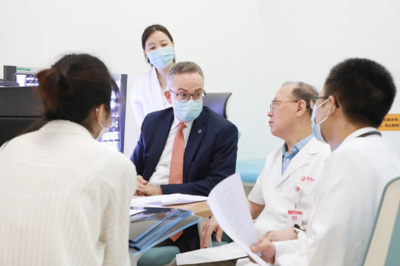 門診、查房、學(xué)術(shù)交流……全美排名第一的妙佑醫(yī)療國際專家團(tuán)隊(duì)參與“首屆國際醫(yī)學(xué)高峰論壇”國際診療日活動(dòng)