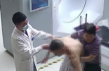 驚險！患者險些跌倒，醫(yī)生跳過治療床扶患者