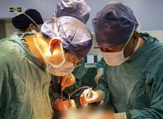 有實(shí)力有擔(dān)當(dāng)！他完成了這臺(tái)“無(wú)人敢接”的高難度手術(shù)