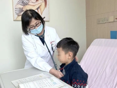 支原體肺炎來(lái)了！住院扎堆，學(xué)習(xí)桌搬到病房，孩子邊寫作業(yè)邊打點(diǎn)滴