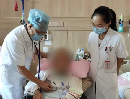 多次渡過險關，身患重疾的92歲老人在醫(yī)院度過了四個不平凡的生日