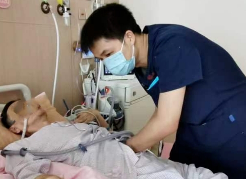 從呼吸困難到放聲歌唱，年近古稀的他用2個(gè)多月實(shí)現(xiàn)了……