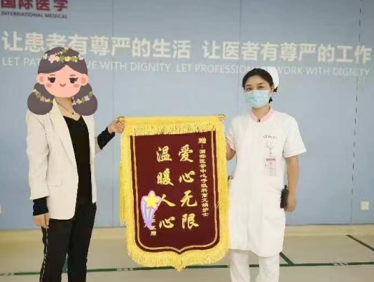 點(diǎn)贊正能量！95后護(hù)士救下走失老人 暖心一扶顯大愛(ài)