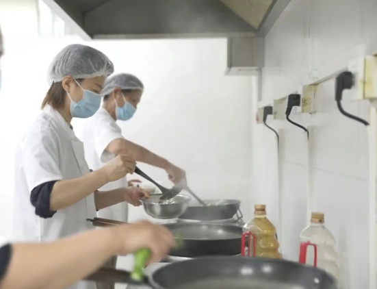 灶火燃起時，醫(yī)院飄出“家的味道”