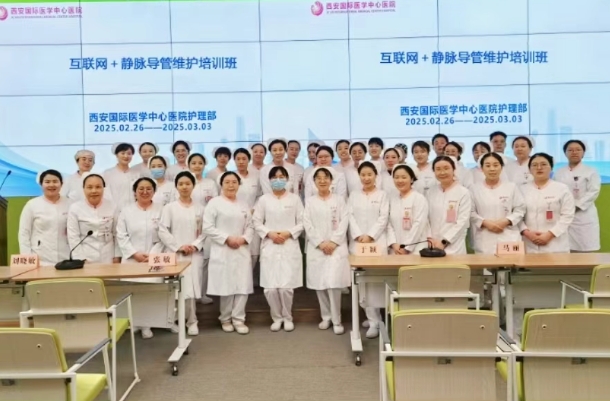 互聯(lián)網(wǎng)+護(hù)理上門：線上咨詢解難題，專科護(hù)士服務(wù)到家