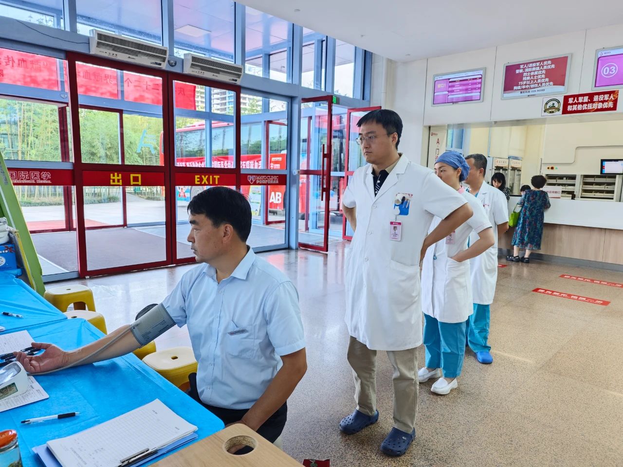 點亮生命之光——我院開展無償獻血活動