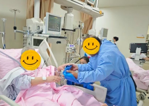 重癥病房里的“爺孫情”：沒有血緣，卻有生命之交