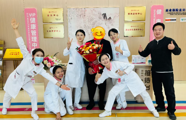 “我愿意幫你們宣傳”——出院前，外國(guó)友人主動(dòng)要求合影、送錦旗
