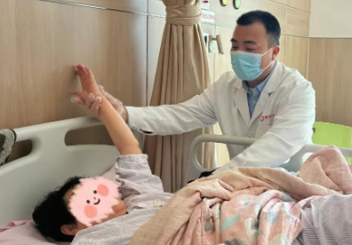 梳頭、端碗、洗澡都難！但幾分鐘后，她和300多同命人一樣…